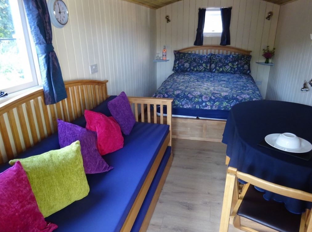 WeAcceptPets's tweet photo. Castle Farm – Cottages &amp; Glamping in North Shropshire 🌿✨

For a rustic experience, guests can choose from four cosy wooden glamping pods, with one featuring a private hot tub for that extra touch of luxury. 🛁

Accepts 🐶 
https://t.co/7ug1H1p5BI

#CastleFarm #ShropshireStay https://t.co/SBXVl0hmp5