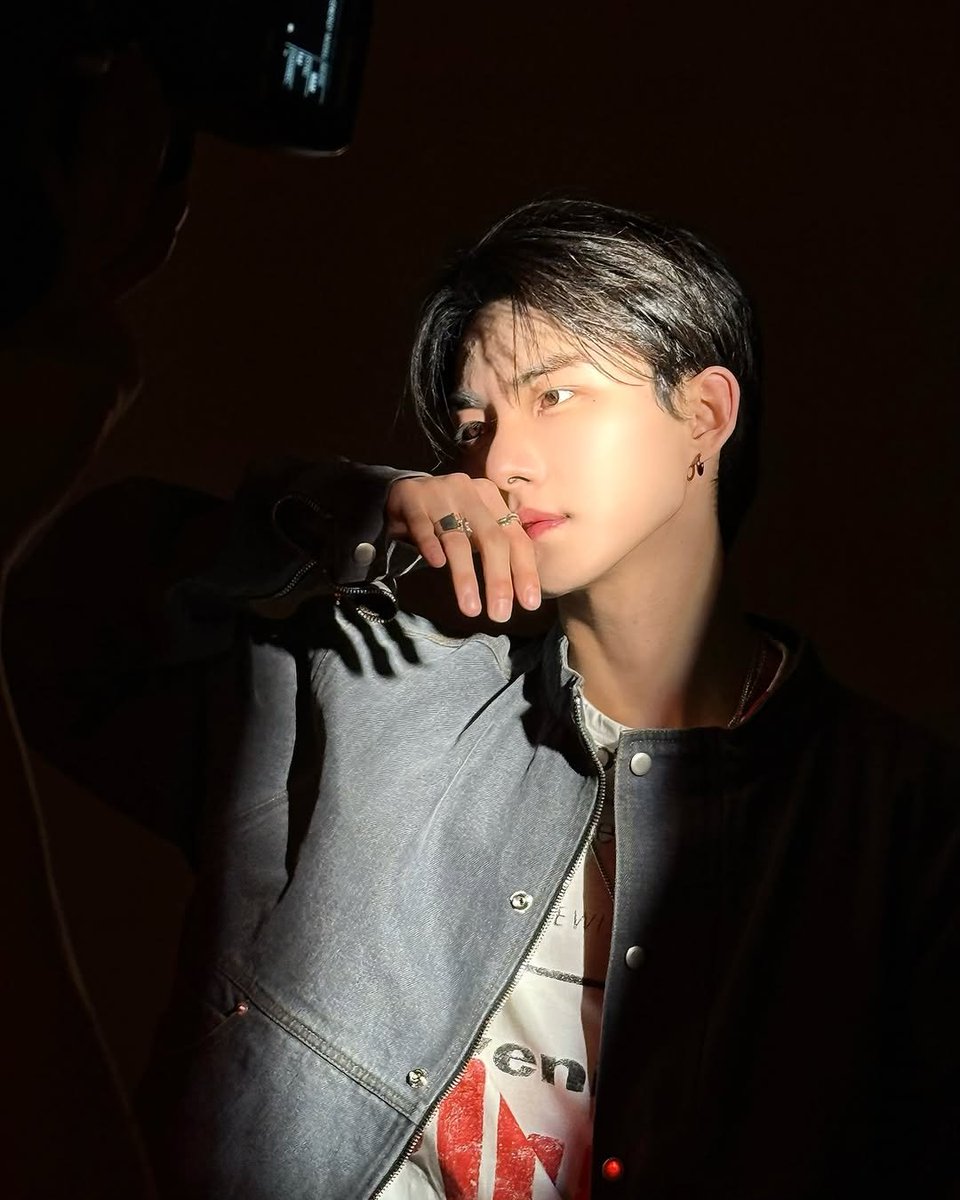 Hyusnjun's tweet photo. The secret ingredient is always more mystery. Playing around with shadows and getting cinematic. What’s the best movie you’ve seen recently? https://t.co/2LGjKthTTM