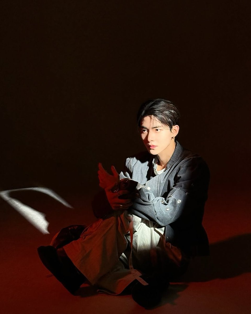 Hyusnjun's tweet photo. The secret ingredient is always more mystery. Playing around with shadows and getting cinematic. What’s the best movie you’ve seen recently? https://t.co/2LGjKthTTM