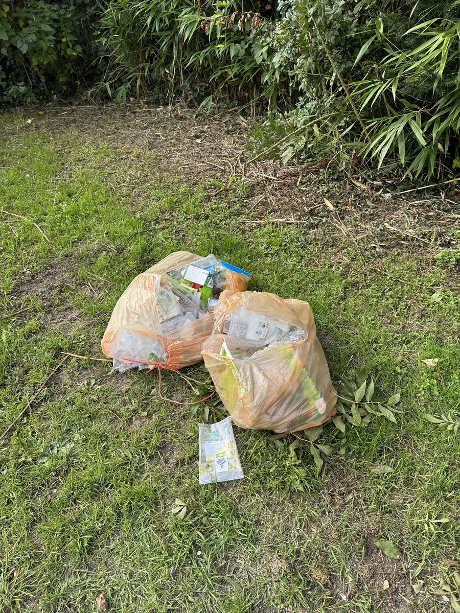 WWildschut's tweet photo. @AvriSchoon helaas weer volk dat meent vuil te kieperen. Achter bij de Dode Linge. https://t.co/ADm3HActXz