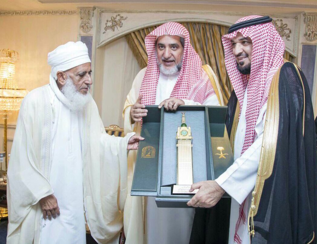 shamsi_16m2's tweet photo. لحظة مهيبة تجسد في صورة جميلة يظهر فيها سماحة المفتي العام لسلطنة عُمان #الشيخ_أحمد_الخليلي وهو يتسلم درع الحرمين الشريفين تكريما رفيعا من المملكة العربية السعودية الشقيقة تقديرا لجهوده المباركة. https://t.co/ZRp06Yf1Qm