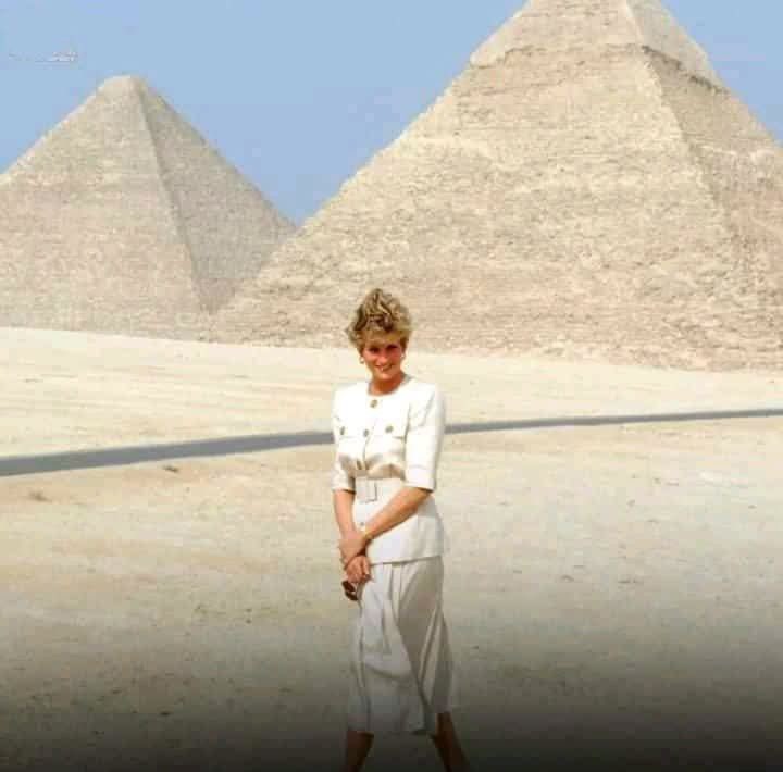 Diana: “The photo will be boring, and I’ll look ridiculous.”
Photographer: “Madam, the Pyramids are one of the Seven Wonders of the World, and you are the eighth. Can we take the photo?”
The princess laughed and said: “How could I refuse your request after those words?” 🤎