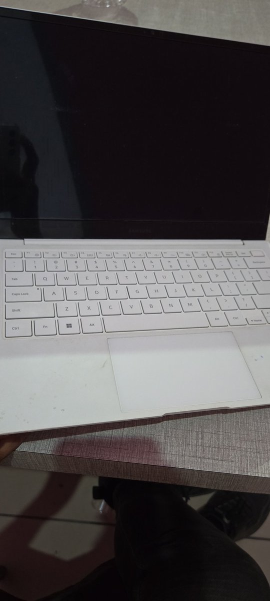 LeaksAn1's tweet photo. @SamsungIndia 
@SamsungMobile

इस Laptop को मै कूड़े मे फेक दू  क्यू की आप कुछ Solution दे नहीं पा रहे हो https://t.co/UAQrtKxkun
