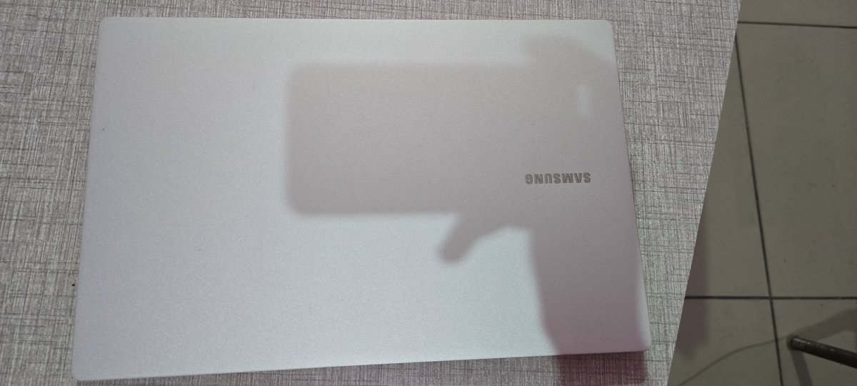 LeaksAn1's tweet photo. @SamsungIndia 
@SamsungMobile

इस Laptop को मै कूड़े मे फेक दू  क्यू की आप कुछ Solution दे नहीं पा रहे हो https://t.co/UAQrtKxkun