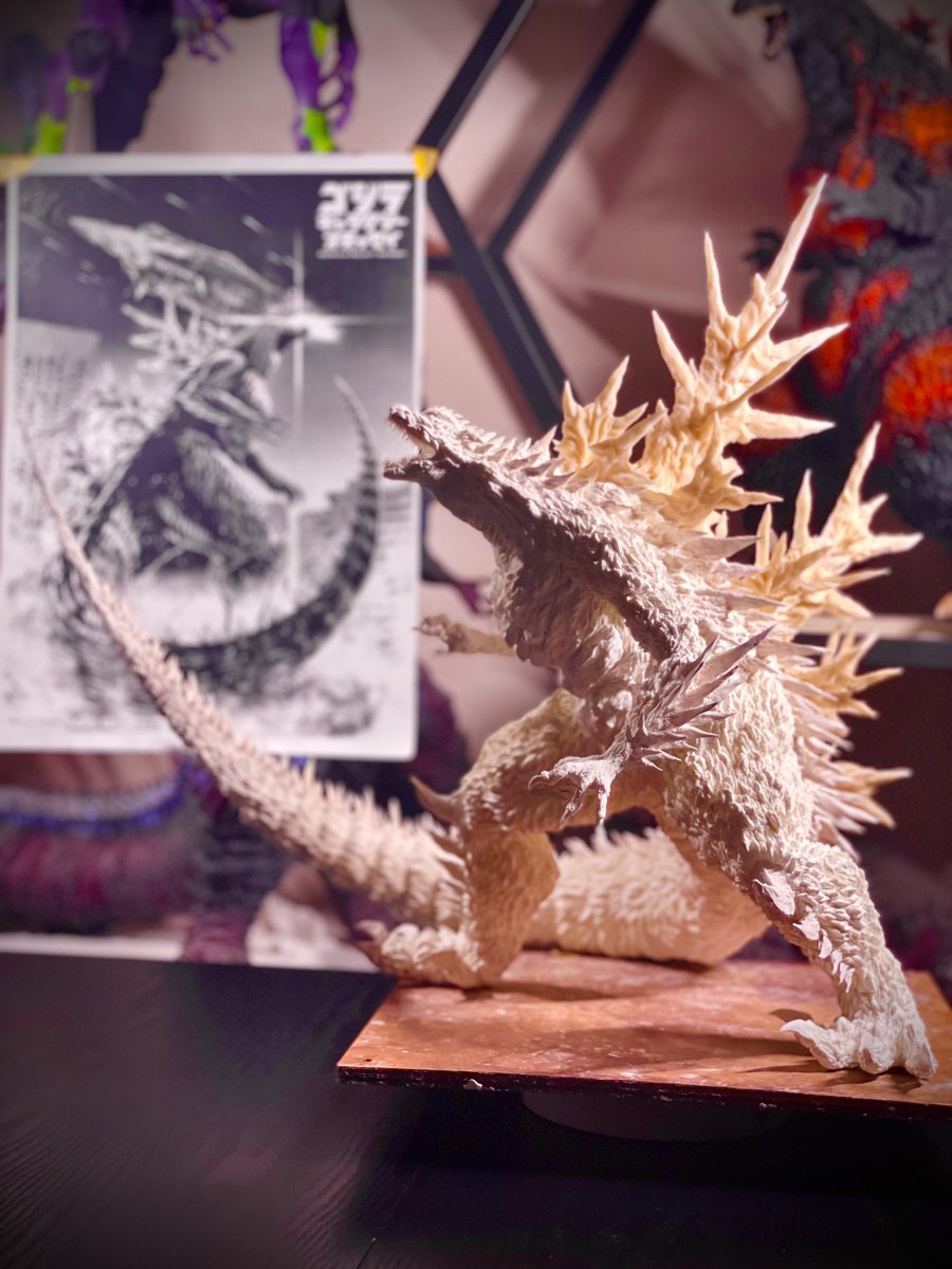 sculptureshadow's tweet photo. ゴジラギャラクシーオデッセイ世界初立体物になればと期待しつつ実写化したようなゴジラの迫力をイメージして造形しました https://t.co/rxk4mVA59T