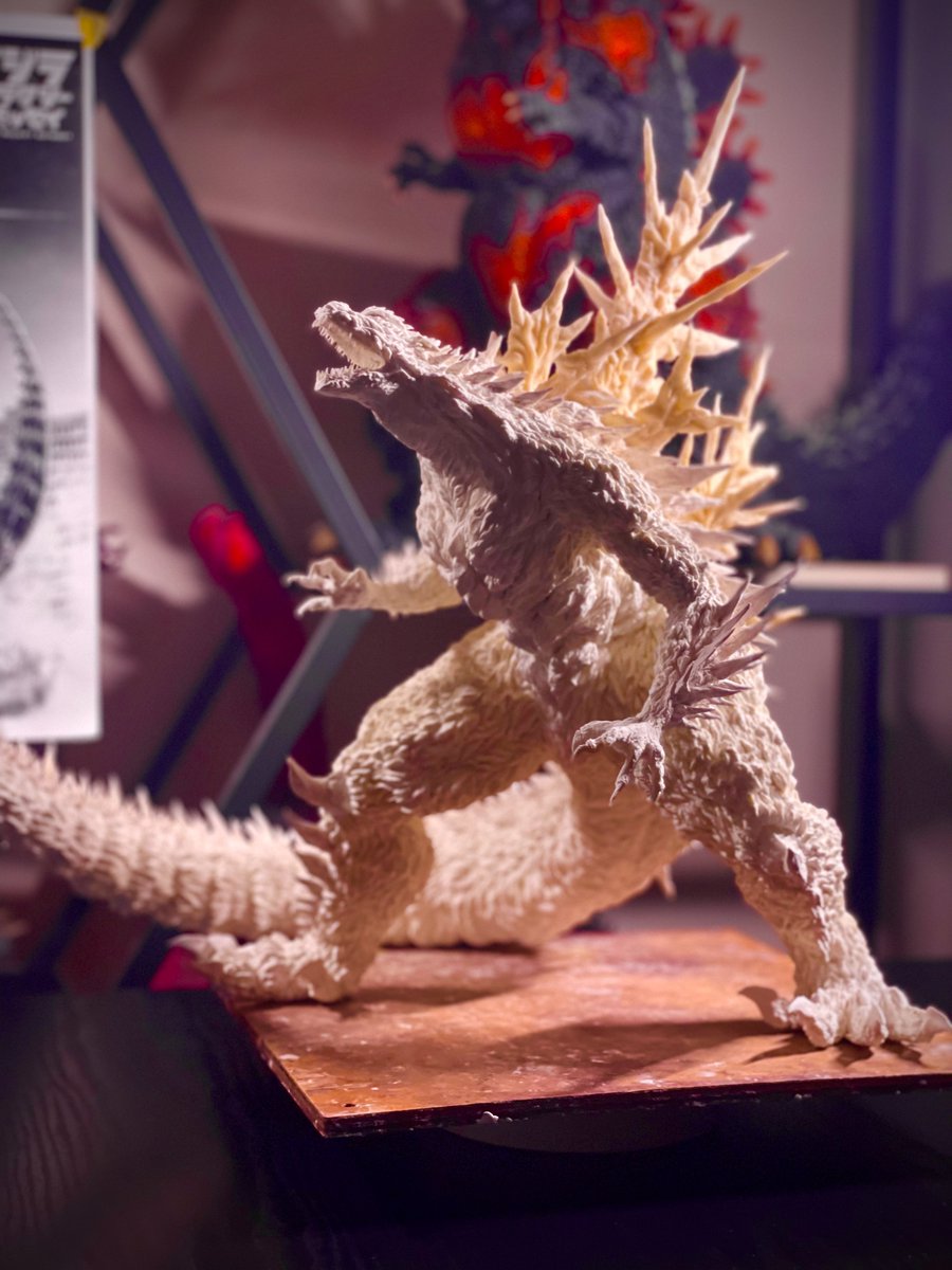 sculptureshadow's tweet photo. ゴジラギャラクシーオデッセイ世界初立体物になればと期待しつつ実写化したようなゴジラの迫力をイメージして造形しました https://t.co/rxk4mVA59T