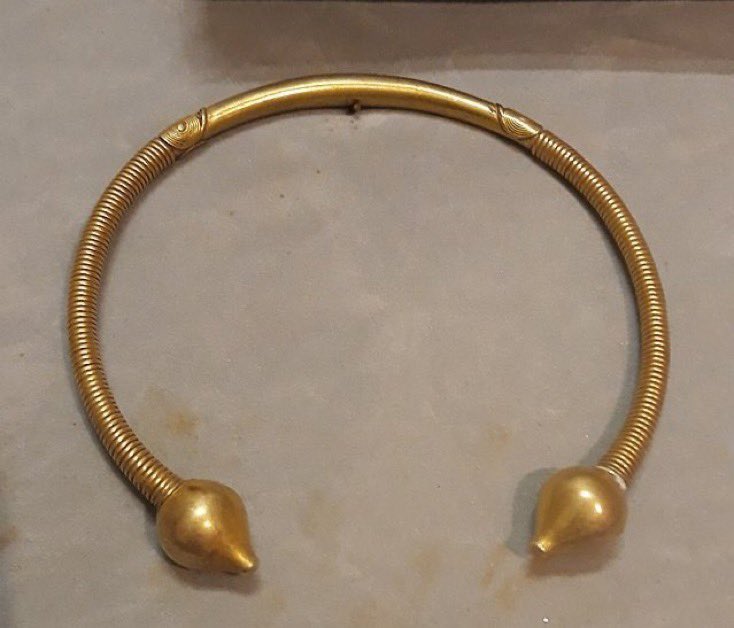 AtlanticaBeira's tweet photo. #TorcTuesday
The torc from Orbellido (#Galicia). Maybe 1st century AD. A fine sample of Iron Age goldsmithing in former #Gallaecia. https://t.co/dNjCmeIbn8