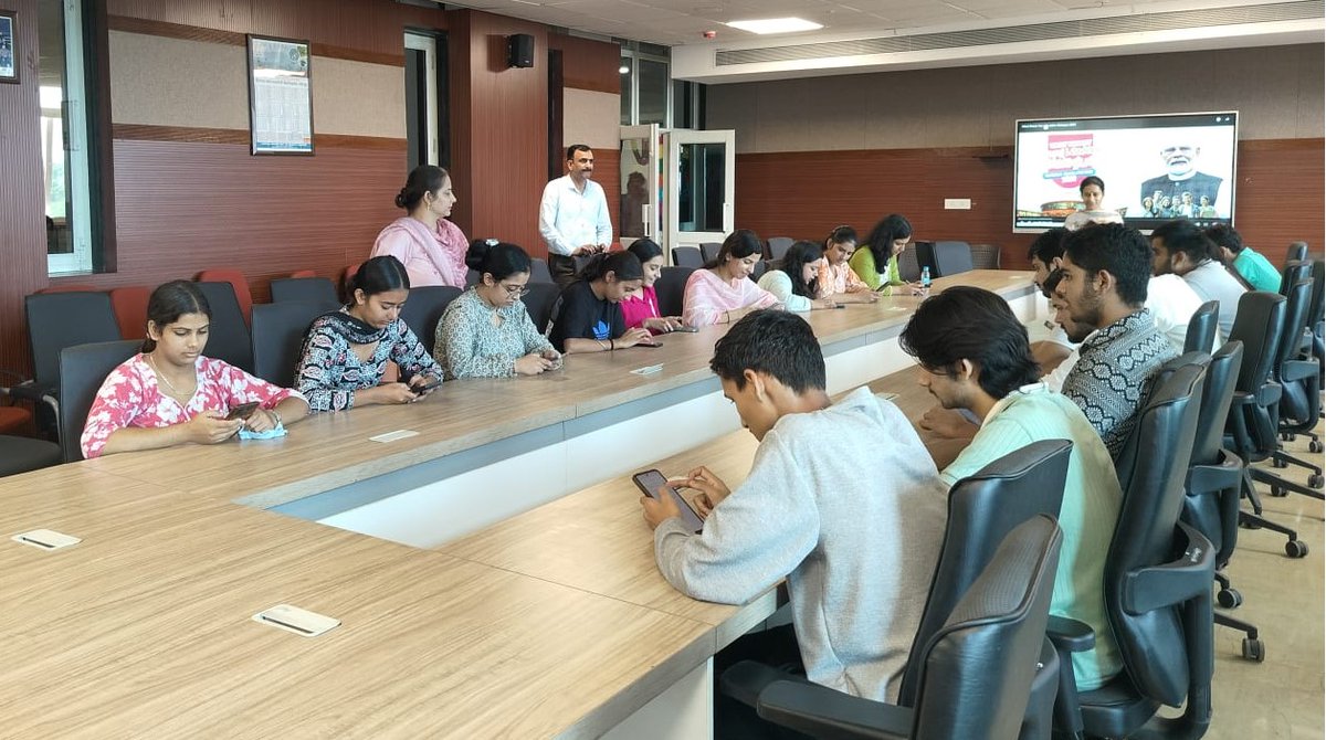 HptuVC's tweet photo. हिमाचल प्रदेश तकनीकी विश्वविद्यालय हमीरपुर के स्नातक और स्नातकोत्तर के विद्यार्थी  विकसित भारत पर आधारित प्रश्नोतरी प्रतियोगिता में भाग लेते हुए। प्रश्नोत्तरी प्रतियोगिता का आयोजन #विकसितभारत यंग लीडर्स डायलॉग.2026 के अंतर्गत किया गया। https://t.co/n5byl8MCjo