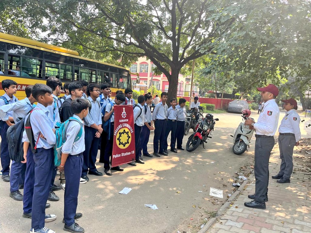 ssputchandigarh's tweet image. 🚨 Empowering Young Minds!

@ChdPol PS-11, 19, 49 &amp;amp; MM Samavesh Teams held Drug Awareness Sessions in Govt. Schools of Sec-11, 19, 49 &amp;amp; Manimajra—empowering students against the menace of drug abuse.

Stay aware. Stay strong.

#SayNoToDrugs🚫💊
#DrugFreeChandigarh
#WeCareForYou🚔