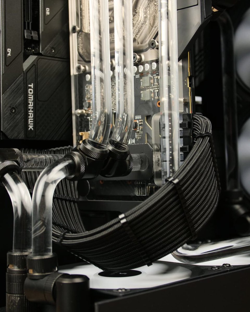 CableMod's tweet image. The timeless charm of a Bridged 8+8+8pin PCIe cable 🖤

By @TerHorstCustoms