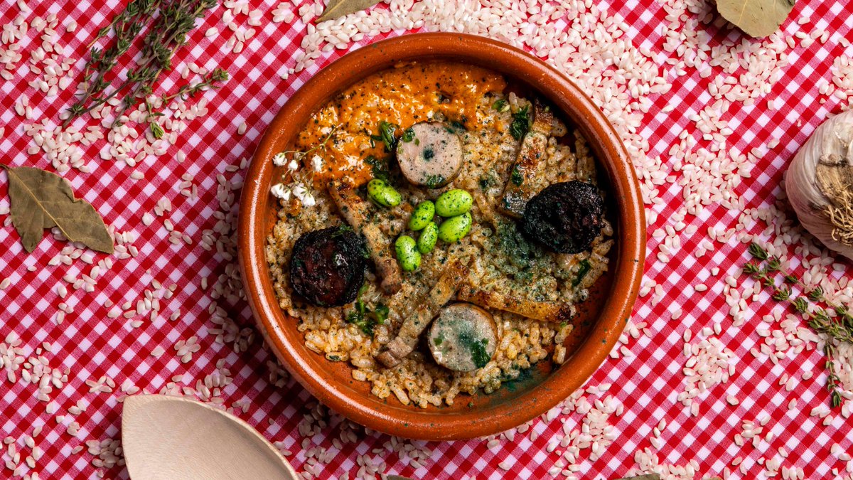 #LaXeflaLH 🍲
Els plats de Gilito's:

LA XEFLA L'H
🥘 Arròs · Cansalada · Botifarra · Pebrot vermell i verd · All · Ceba · Edamame · Espirulina · Ametlles · Pa · Nyora

PLAT DE LA CASA
🧆 Gili-Crocket, LH Vice

🥘 La Xefla L'H
🗓️ 4 d'octubre d'11 a 23h
📍 La Farga de L'Hospitalet