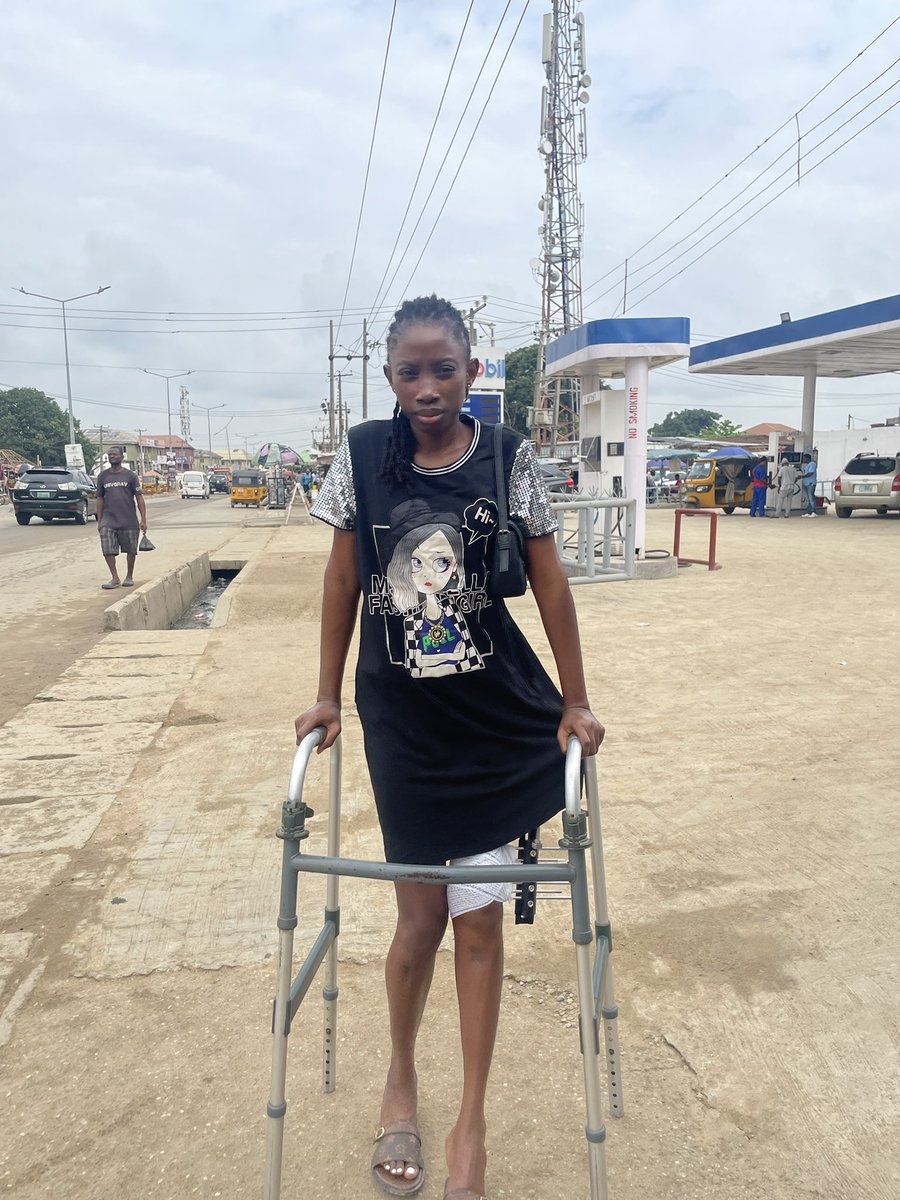 I woke up with extreme body pain, my sisters was compelling me not to go to work but i refuse.

She took pictures unaware to show me that I need rest 😂

I will rest by weekend jare 😂😏