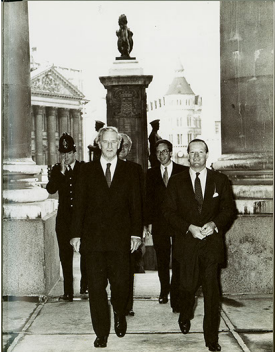 Sep 30, 1982: LIFFE opened at the Royal Exchange. With Gov Gordon Richardson &amp; John Barkshire cutting the tape, London rang in a new era of financial futures. The open outcry was chaos &amp; colour—proof the City could rival Chicago &amp; NY in the derivatives big leagues. 📷ICE Archives