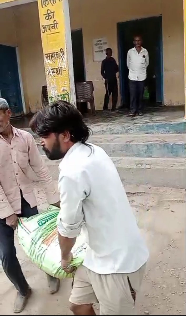 Avadhexpre49119's tweet photo. 🚨 डीएपी खाद घोटाला – झांसी
➤ ग्राम ककरवई, तहसील गरौठा में सोसाइटी का खेल!
➤ सचिव नदारद, बिना स्टाफ के ताला खोलकर सुबह-सुबह खाद भेजी गई
➤ किसान परेशान – खुलेआम हो रही लूट
➤ कौन है जिम्मेदार?
👉 जिलाधिकारी झांसी से तत्काल संज्ञान व सख्त कार्रवाई की मांग
#Jhansi #Garotha #Kakarwai #DAP #खाद_घोटाला #किसान_परेशान
#pmoc
#UPGovt #myogiadityanath #InfoDeptUP #nitinagarwal_n #ChiefSecyUP
#UPPolice #dmjhansi #agriculture_up #up_agriculture #fertilizerIndia
#moagriculture #mocoaup #cmupagriculture #gayrettepefaciası