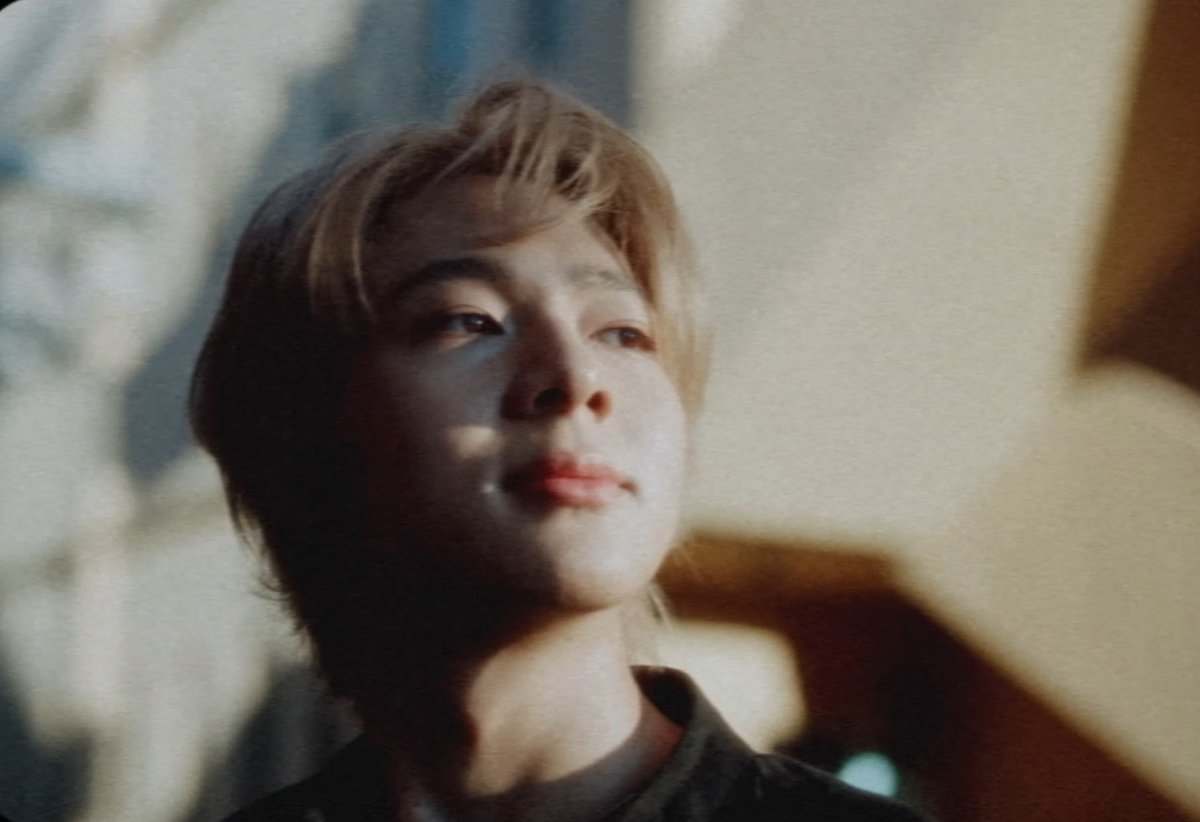 sfkkfs_'s tweet photo. คนเก่งมาแล้วว เวอร์เฮียนิวสุดๆ เสียงกร้าวใจมากก เท่มากกก MV ดีละสายตาไม่ลง เพราะหล่อทั้งเพลง ;-; ดีใจกับน้องมากๆ ซัพพอตตลอดไปคับ  #LeaveMeWithYourLoveMV https://t.co/5cBxdB7bSp