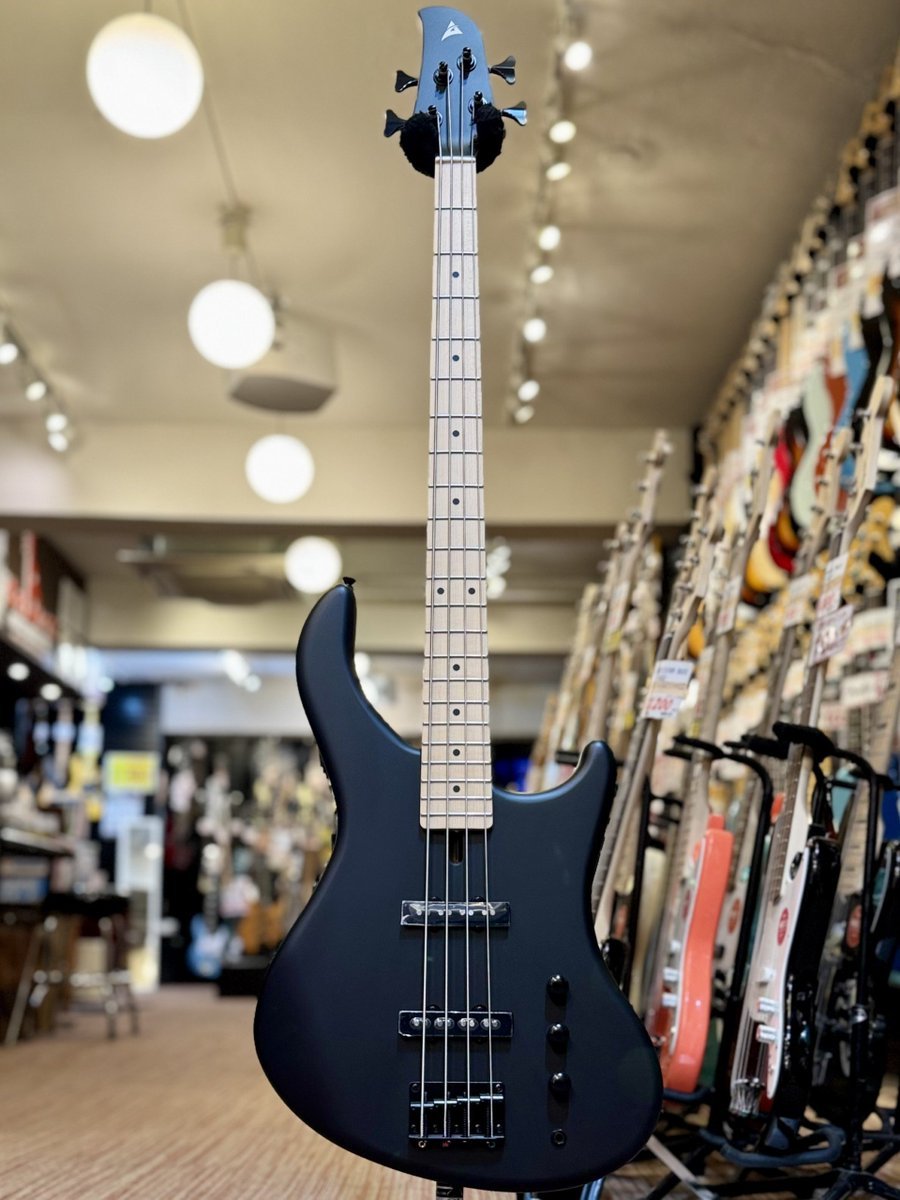 basshouse_tokyo's tweet photo. 【商品情報】
#AceBass AB-4 STD(Black) [ #あきらかにあきら 氏プロデュースベース ] 🎉

メイプル指板とマットブラックで染まったボディ＆ヘッドのコントラストがカッコイイです！
店頭にて試奏も出来ます✨

🔻商品詳細はコチラ🔻
https://t.co/lPP5A4qgYy https://t.co/staCLVeyzZ
