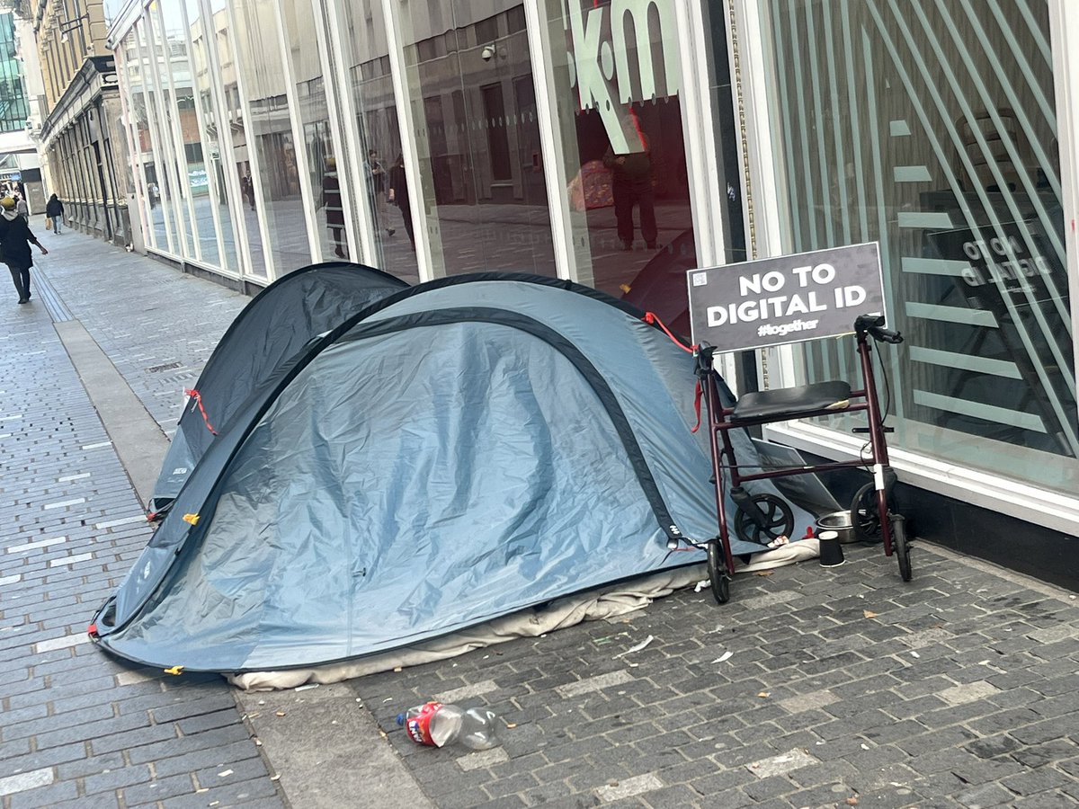 When a picture sums up where we are in 2025.
Today is the Prime Minister's speech where he lays out his plans. Will lifting people out of poverty and homelessness be top of the agenda? 🤷‍♀️