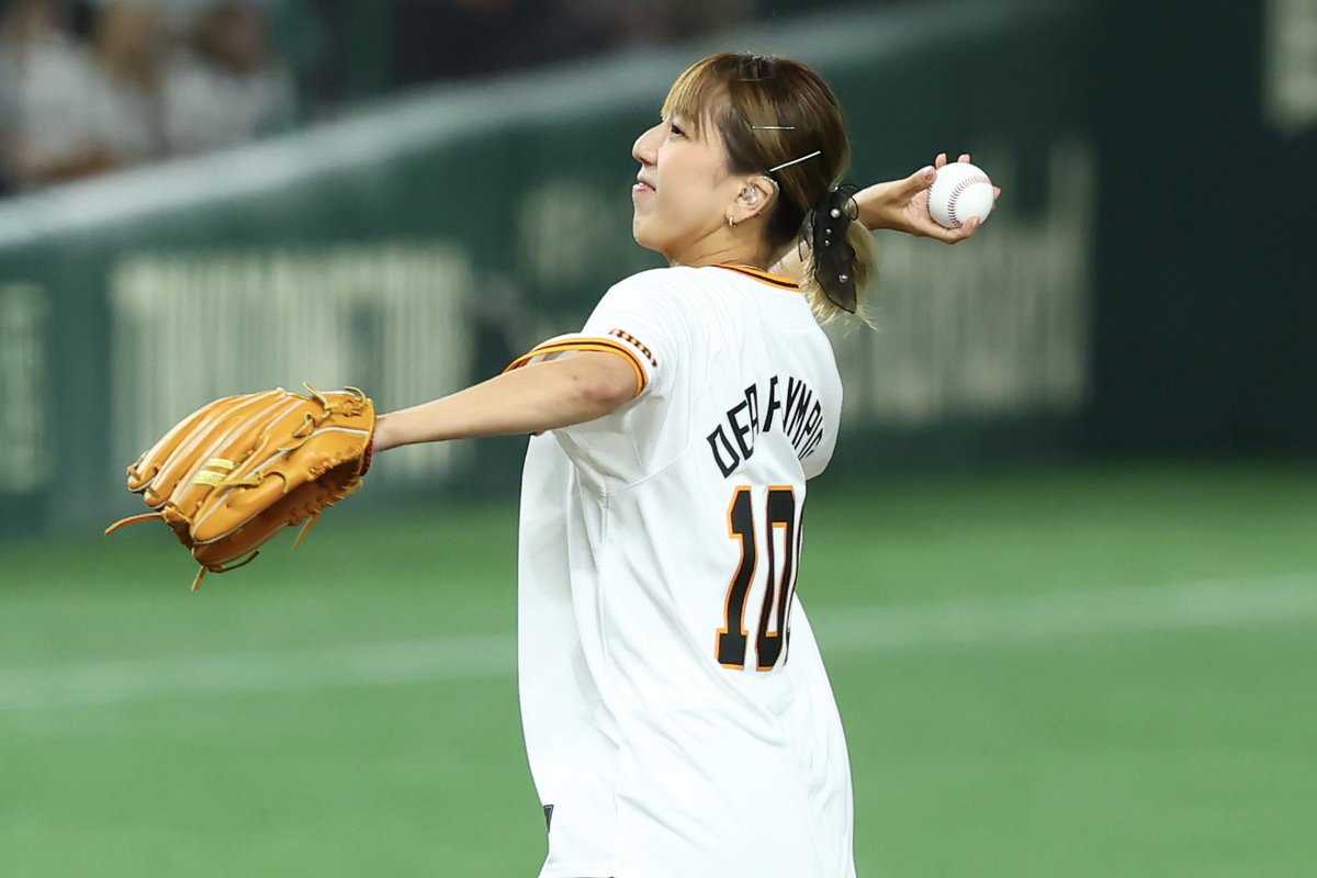 Fullcountc2's tweet image. #巨人 - #中日

デフリンピック卓球女子日本代表の #亀澤理穂 さんがセレモニアルピッチに登場☺️

背番号100のユニホームでワンバウンド投球⚾️

球場は大きな拍手に包まれました👏

Photo by Yuki Kajiya

#giants