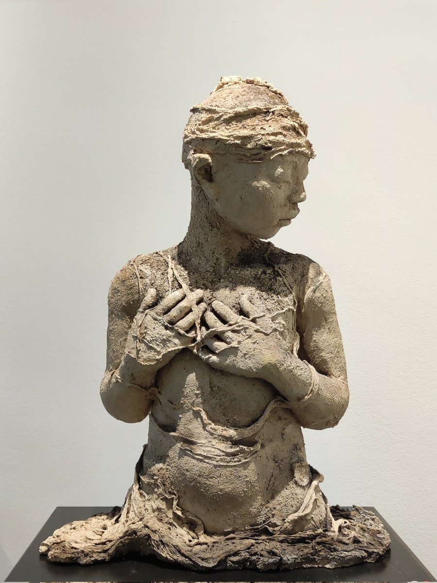 petitartmateur's tweet photo. Les sculptures d'Évelyne Galinski née en 1950 sont présentes à la galerie de Gilles Naudin (galeriste fort sympathique) jusqu'au 11 octobre 2025. Elles dégagent une force intérieure, une présence somptueusement relevée par la façon dont elles captent la lumière. #paris06 https://t.co/Ds1UThLmAM