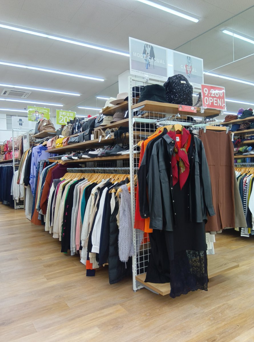 セカスト 福井やしろ店はオープンから間もない今が見どころ👍 秋の装い