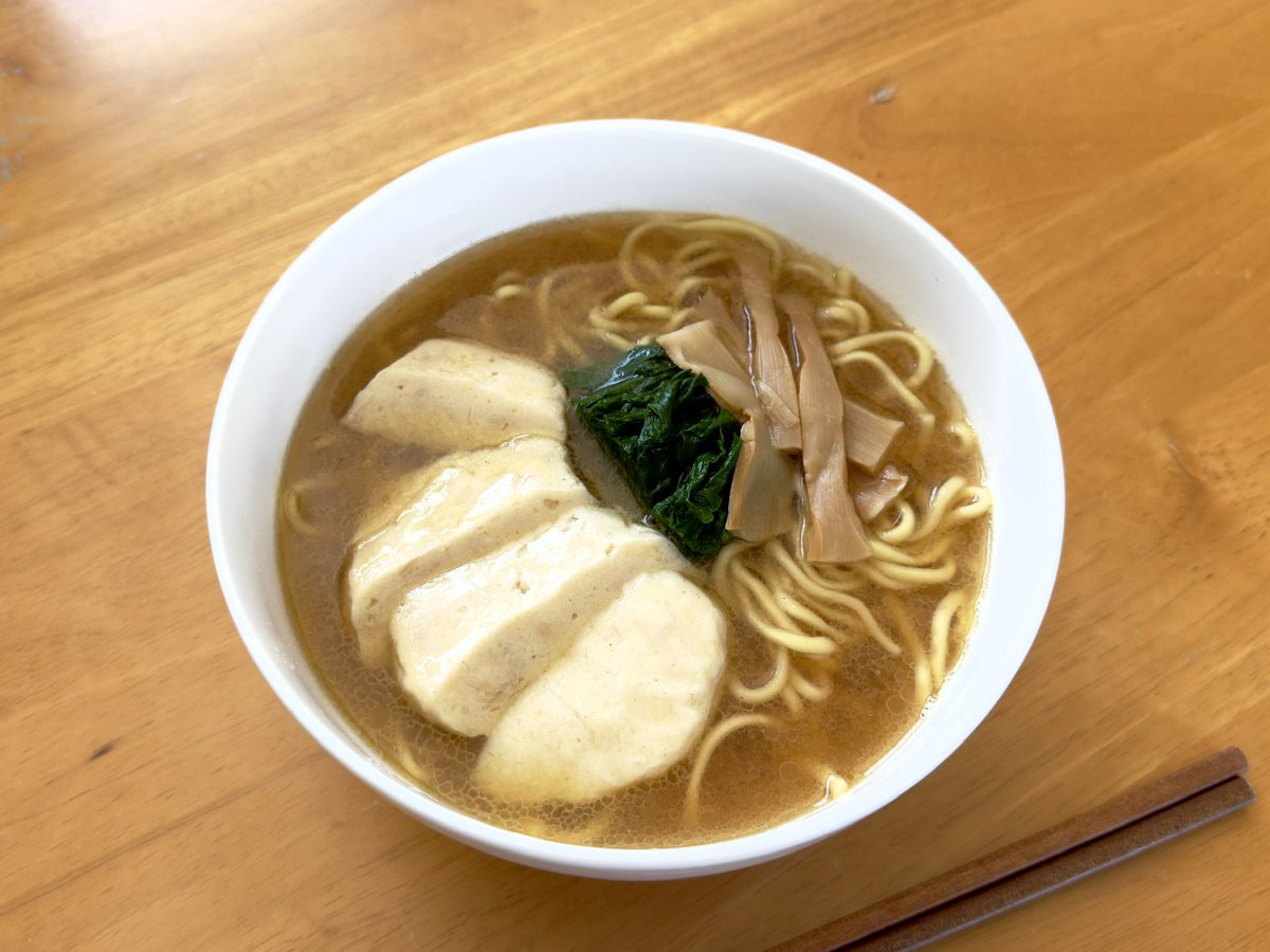 real30sec's tweet photo. マルちゃんZUBAAAN! コスパの革命🐓

外で食べると高くつくラーメンも、今日は自宅で274円。
鶏の旨みが爆発して、口の中で「コケコッコー！」と暴れ出す💥

・ZUBAAAN! 鶏油香る鶏中華そば: 158円
・サラダチキン: 99円
・メンマ: 17円
・大根の葉っぱ: 0円 https://t.co/czvs9sxPag