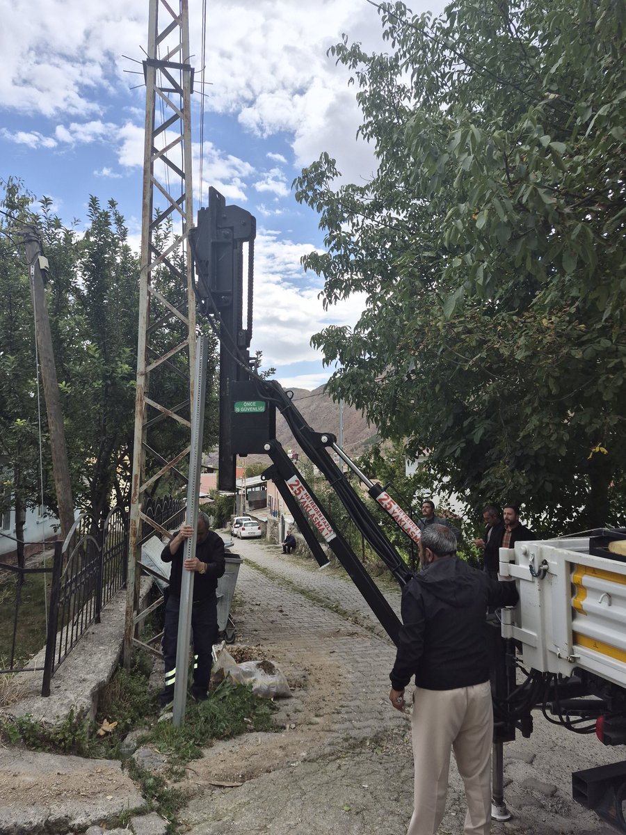 Okulumuzun trafik levhalarını yerleştiren büyükşehir belediyesi ekiplerine teşekkür ederiz 
<a href="/UfukMurat25/">Ufuk MURAT</a> 
<a href="/lokmanyagiz25/">LOKMAN YAĞIZ</a> 
<a href="/MemTortum/">Tortum İlçe MEM</a> 
<a href="/TortumKymkmligi/">Tortum Kaymakamlığı</a>