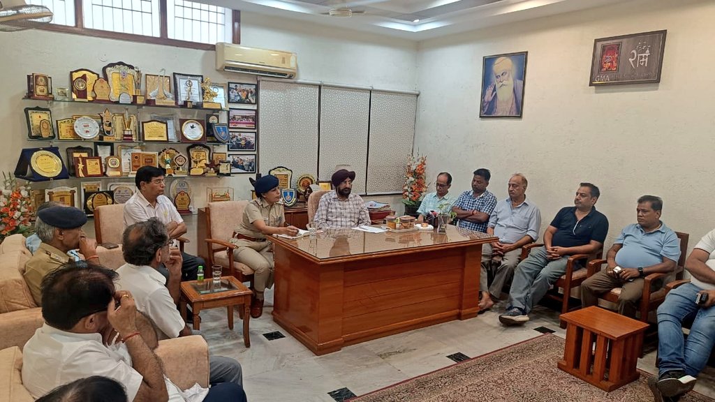 ssputchandigarh's tweet image. 🚨 Community Policing!

SHO/PS-19 conducted a meeting with RWA/MWA members of Sector-21 to address concerns, enhance safety &amp;amp; build trust.

Committed to crime prevention &amp;amp; community protection!

#PublicSafety
#ChandigarhPolice
#WeCareForYou 🚔