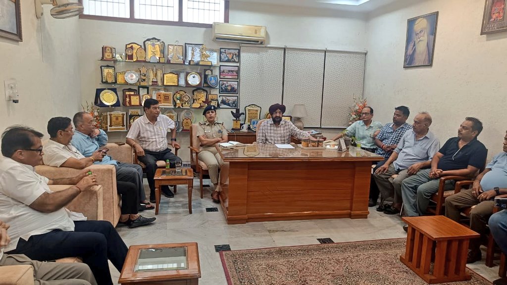 ssputchandigarh's tweet image. 🚨 Community Policing!

SHO/PS-19 conducted a meeting with RWA/MWA members of Sector-21 to address concerns, enhance safety &amp;amp; build trust.

Committed to crime prevention &amp;amp; community protection!

#PublicSafety
#ChandigarhPolice
#WeCareForYou 🚔