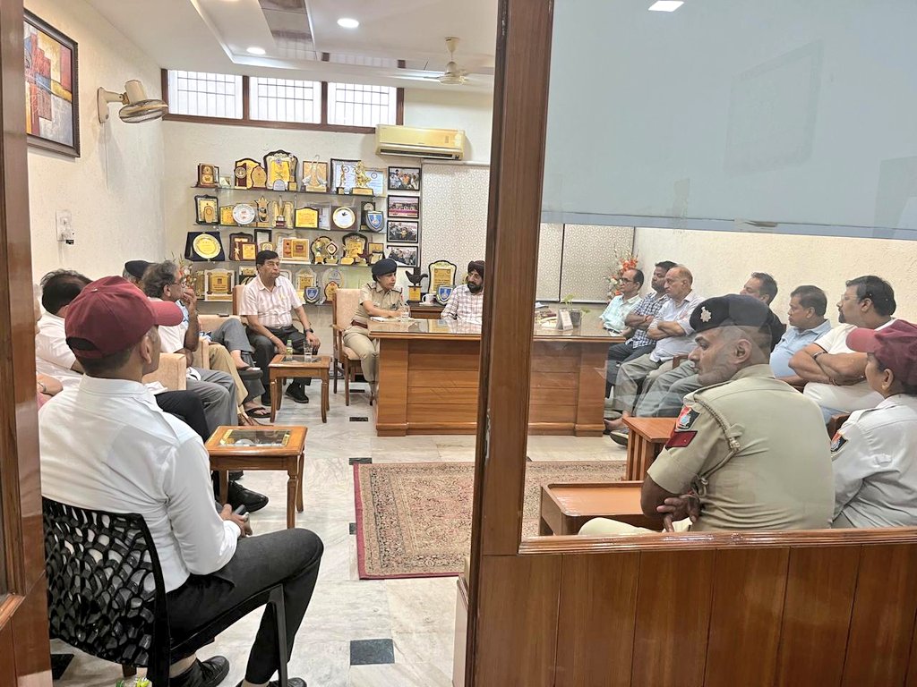 ssputchandigarh's tweet image. 🚨 Community Policing!

SHO/PS-19 conducted a meeting with RWA/MWA members of Sector-21 to address concerns, enhance safety &amp;amp; build trust.

Committed to crime prevention &amp;amp; community protection!

#PublicSafety
#ChandigarhPolice
#WeCareForYou 🚔