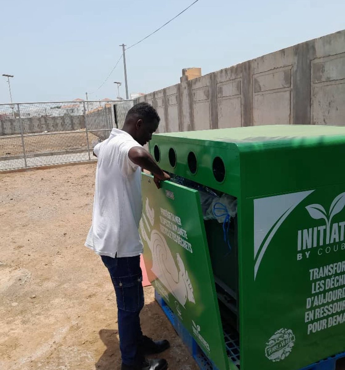 ecotechdj's tweet photo. 🌍♻️ 3 machines PET, 10 bennes &amp; 2 presses solaires arrivent à Djibouti 🇩🇯 Merci à SCA &amp; Coubeche pour ce pas vers un futur durable 💚 https://t.co/ukNO8T88gX