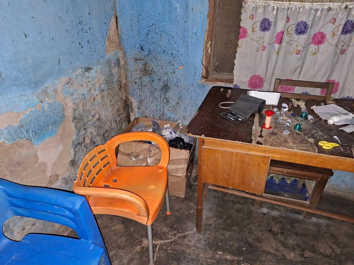 JUST IN-
A 48-year-old man, Hanson Osei, has been arrested for operating a “clinic” in his chamber and hall room for over 12 years without a medical licence. During police interrogation, he boldly admitted to treating people without any training from a recognised medical school.