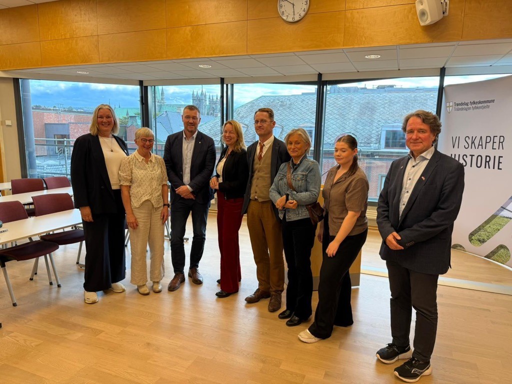 CanadaNorway's tweet photo. Today we visited the site of the 1917 Sámi Assembly in Trondheim, initiated by Indigenous leader Elsa Laula Renberg.

This reflection coincides with Canada’s National Day for #TruthAndReconciliation — a powerful reminder of global Indigenous resilience and solidarity. #NDTR2025 https://t.co/tnuRpHmDAn
