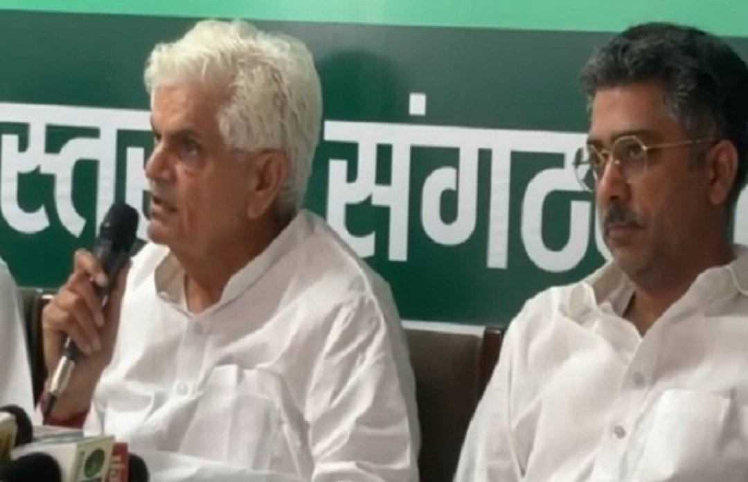हरियाणा की सियासत में एक बार फिर हलचल मच गई है।

इंडियन नेशनल लोकदल (इनेलो) के प्रदेश अध्यक्ष रामपाल माजरा ने सोमवार को एक प्रेस कॉन्फ्रेंस कर कांग्रेस की हालिया नियुक्तियों पर सवाल खड़े करते हुए एक बार फिर से तथाकथित CLU घोटाले से जुड़ी पुरानी वीडियो सीडी को मीडिया के सामने