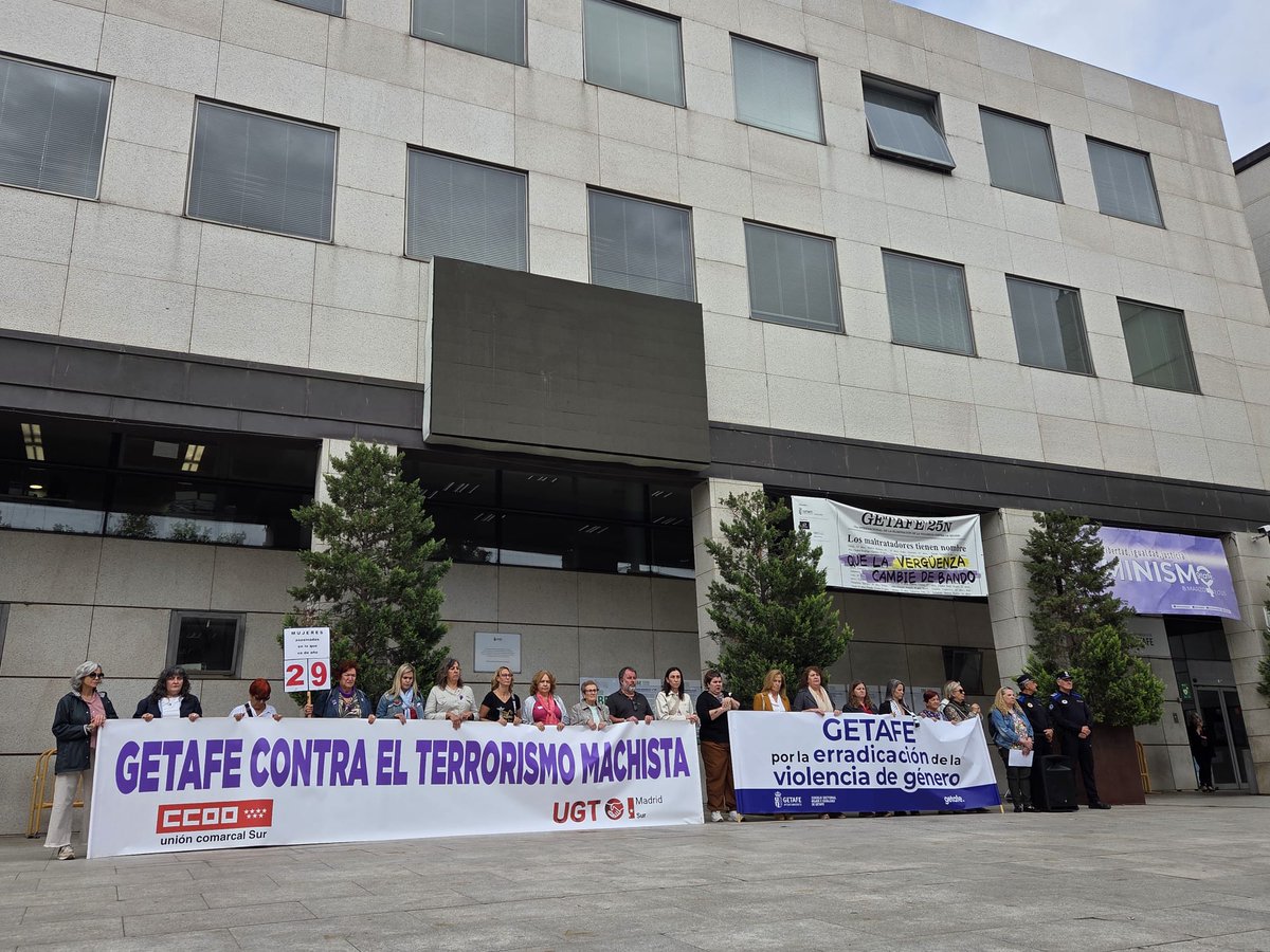 Imagen de la concentración de las 12:00 h en la plaza de la Constitución en repulsa por el asesinato machista de una mujer por violencia de genero en Sevilla.    

#NiUnaMenos #SeAcabó