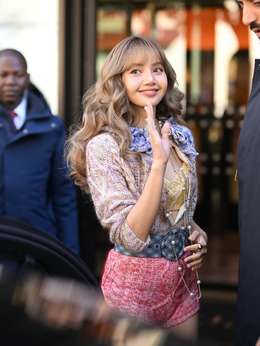 Lisa is a doll !!!!!! 😍😍 love this look omg !!

ctto
LISA PARIS FASHION WEEK 
#LVSS26 #LISAxLVSS26 #LISA #LISAxLouisVuitton  
#ParisFashionWeek #PFW <a href="/wearelloud/">LLOUD</a> <a href="/LouisVuitton/">Louis Vuitton</a> 🍿