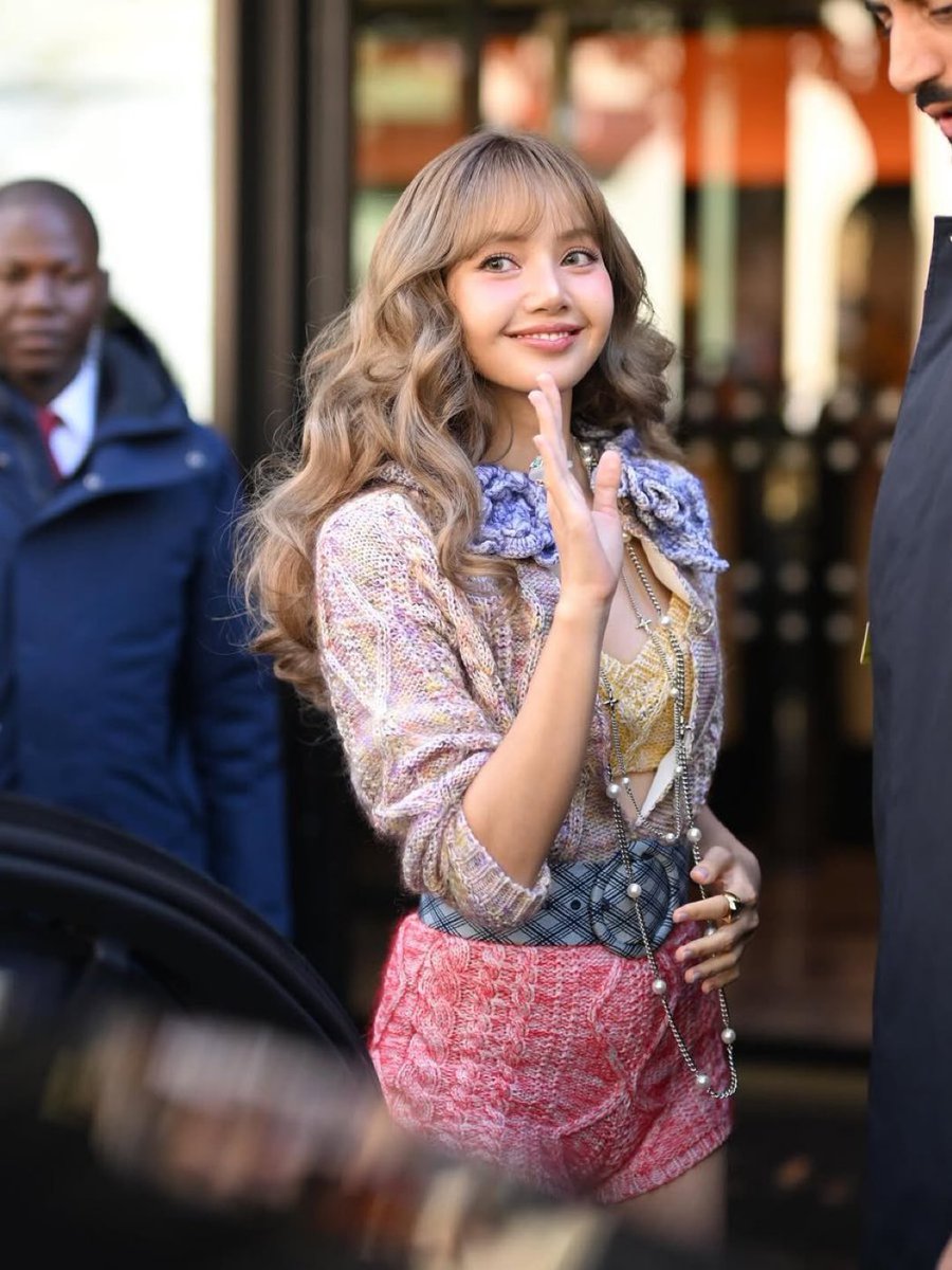 iamkoyjung's tweet photo. งื้อออออ น่าร้ากกกเหมือนตุ๊กตาเลย🥰

LISA PARIS FASHION WEEK 
#LISA #LISAxLVSS26  
#LISAxLouisVuitton #LVSS26 
@wearelloud @LouisVuitton https://t.co/NhNAtXmc2v