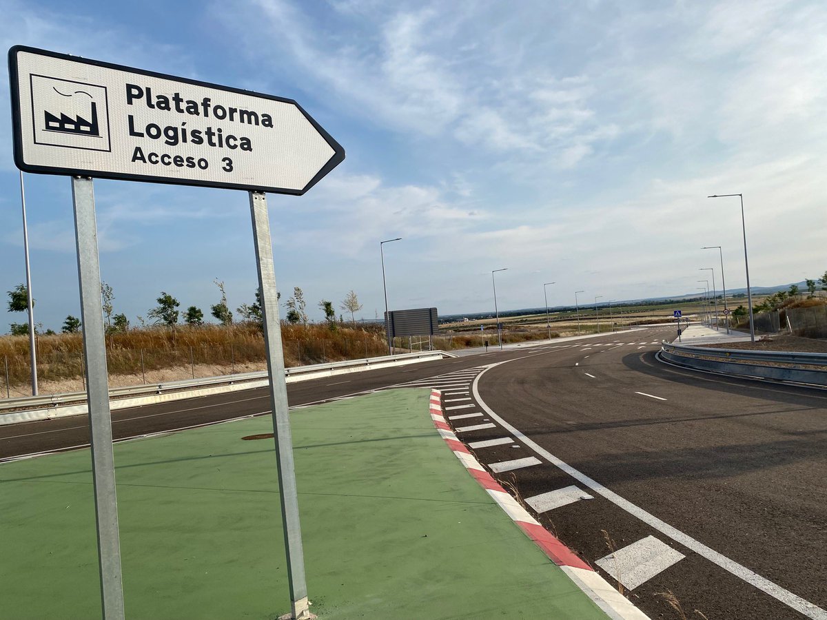 🚧💻 El PSOE pide rigor y transparencia sobre el megacentro de datos anunciado en la Plataforma Logística.
<a href="/silgoncha/">Silvia González /♥️</a> reclama al alcalde que informe de los trámites reales y alerta contra las falsas expectativas 💬📄

📌 Sin estudios ni garantías de energía y agua, no se pueden