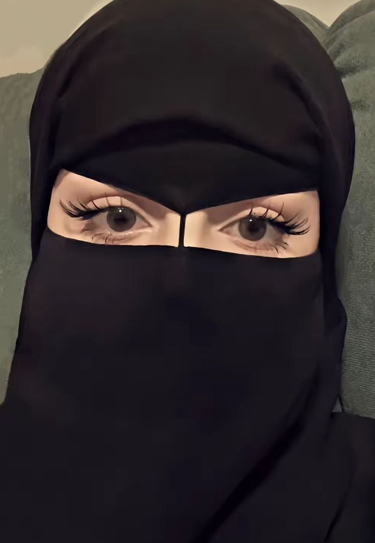 ⇵
*العين تلمح من البشر مليون*
*والقلب يعشق من المليون*
            *واحــــــــــــــد♥️*