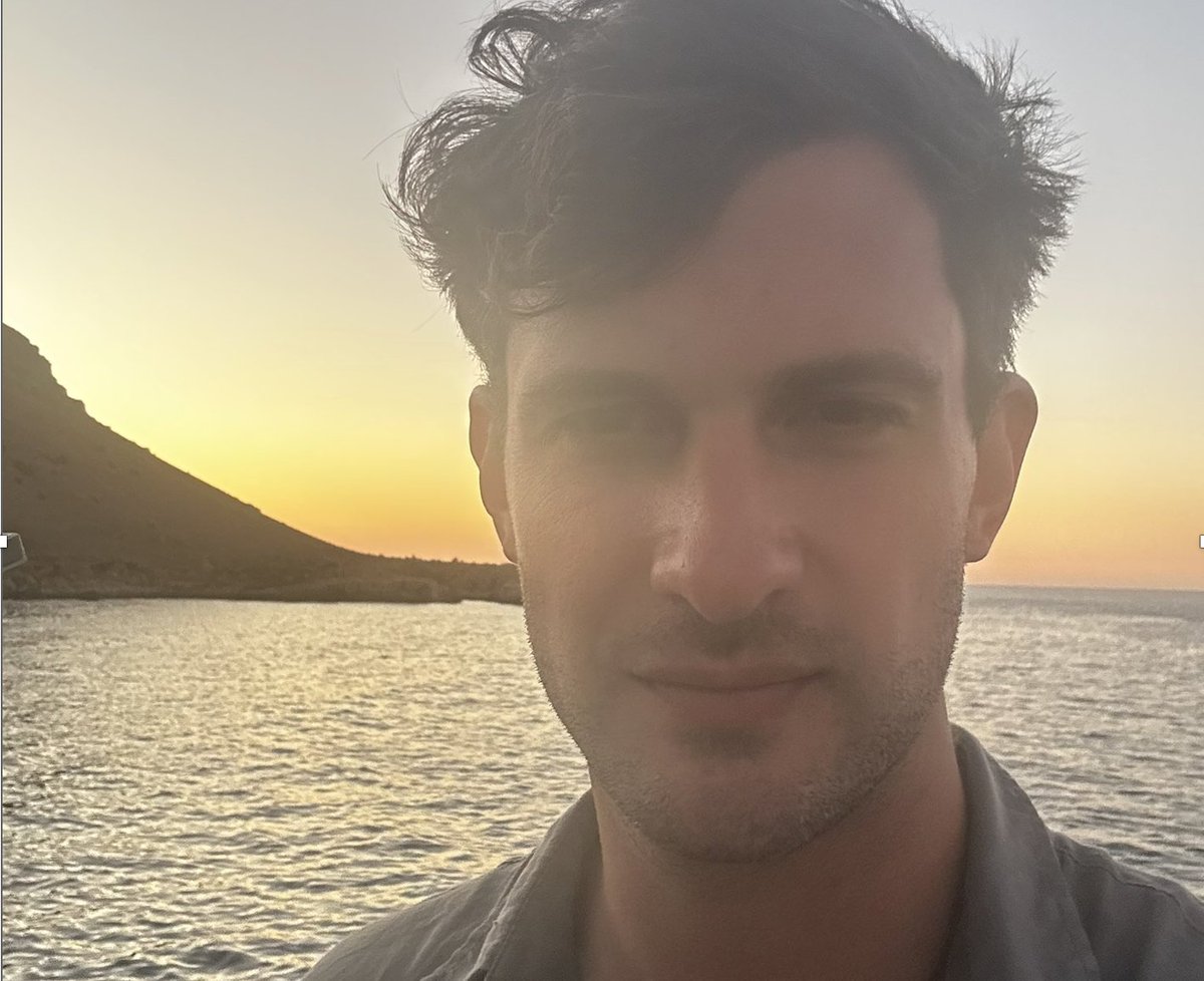 paolomossetti's tweet photo. David Adler, 33 anni, di origine ebraica, coordinatore di @ProgIntl, che si trova nell’imbarcazione principale della Global Flotilla, ha scritto una lettera molto personale su cosa significhi per lui essere ebreo in una missione che sta per entrare nella “Zona Rossa” durante Yom Kippur, il giorno più sacro del calendario ebraico. 

Adler ha consegnato la lettera al pubblico mentre si parla di un raccapricciante e fragile piano coloniale per la Striscia, e mentre le barche della Flotilla, giudicate con sdegno da una borghesia italiana sempre più marginale e infelice, si stanno avvicinando all'ultimo tratto di mare prima delle acque occupate. La traduzione è mia:

«Quasi mai scrivo “in quanto ebreo”. Condivido la stanchezza di dover mettere sempre i sentimenti ebraici al primo posto - quando un genocidio viene compiuto in nome dell’“interesse nazionale” sionista, e quando attivisti vengono arrestati, torturati e deportati in nome della nostra “sicurezza”.

Ma oggi ho sentito il bisogno di scrivere in questo diario, in quanto uno dei pochi ebrei a bordo di questa missione, che riunisce oltre 500 persone provenienti da più di 40 paesi del mondo.

Credo che la tempistica della nostra flottiglia non sia casuale. Al contrario, penso sia una benedizione che ci avviciniamo all’intercettazione proprio all’inizio di Yom Kippur, il nostro giorno annuale dell’espiazione...

Come possiamo espiare ciò che è stato compiuto in nostro nome? Come possiamo chiedere perdono per peccati che si moltiplicano di ora in ora, mentre bombe e proiettili piovono su Gaza? Come possiamo prendere sul serio il nostro mandato di “riparare il mondo”, quando lo Stato di Israele è così determinato a distruggerlo?

Se c’è un passo della Torah che ancora ricordo, è questo obbligo che ci impone: “Giustizia, giustizia perseguirai.” Come potremmo restare a guardare mentre lo Stato di Israele perverte questa sacra ingiunzione, supervisionando un olocausto del popolo palestinese?

Ho aderito a questa flottiglia come qualunque altro delegato: per difendere l’umanità, prima che sia troppo tardi. Ma in questo Yom Kippur, mi ricordo che sono qui anche perché la mia eredità ebraica me lo impone.

Da adolescente, mio nonno Jacques Adler si unì alla resistenza parigina contro i nazisti, rischiando la vita per sabotarne le operazioni, mentre i suoi amici e la sua famiglia venivano deportati a morire nei campi di concentramento.

Quella è la tradizione a cui sono chiamato, e quella è la definizione di “giustizia” che sento vera per la mia identità ebraica: poiché la stessa furia genocida che colpì i miei antenati è oggi rivolta contro le sue principali vittime.

Yom Kippur è un giorno di digiuno, un modo per manifestare fisicamente la nostra espiazione. Ma da due anni, il popolo affamato di Gaza non ha scelta: deve rinunciare al pane quotidiano.

Se le forze israeliane ci intercetteranno durante Yom Kippur, che vedano allora cosa significa la vera espiazione. Non digiunare nel comfort mentre i tuoi vicini muoiono di fame. Non pregare al sicuro mentre sganci bombe sulle loro teste. L’espiazione significa azione.

Così, al calar del sole stasera, quando inizierà il digiuno, spero che altri ebrei si uniscano a me nel ridefinire il senso dell’espiazione: unendo alla preghiera silenziosa il coraggio dell’azione, per porre fine a questo orrore genocida».