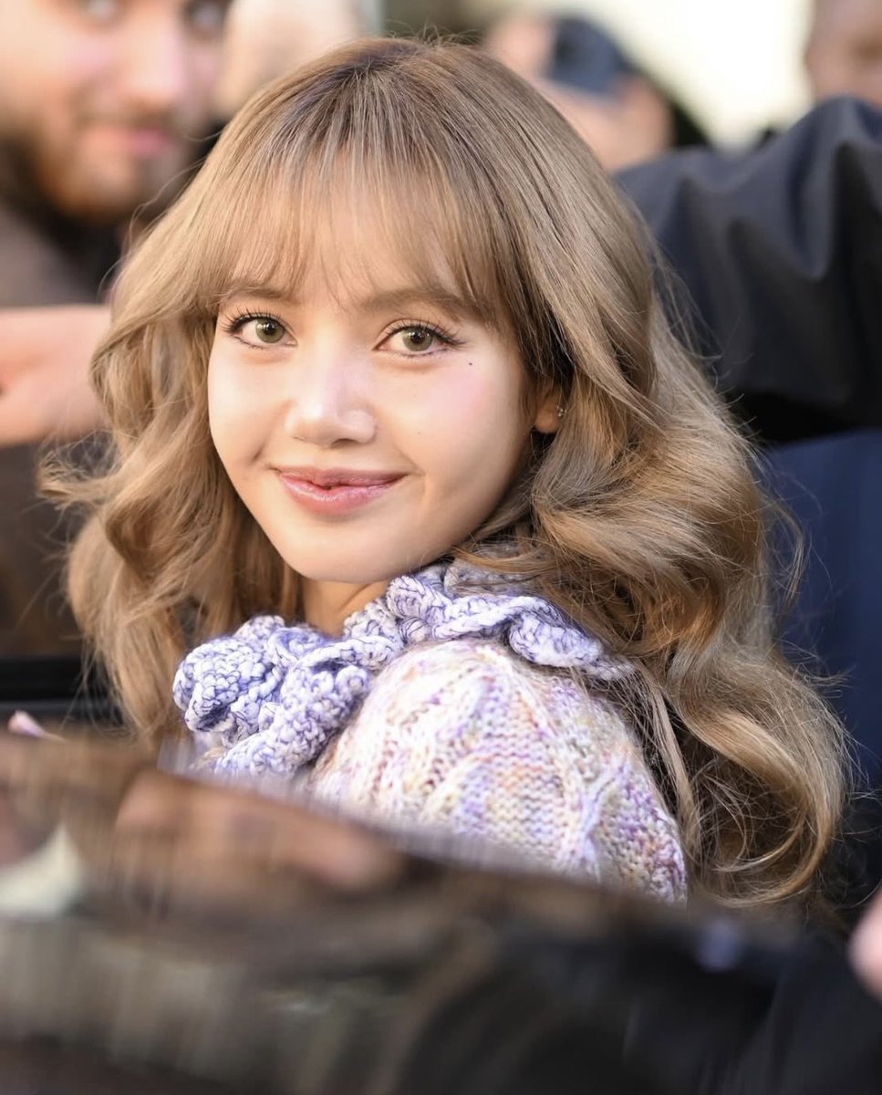 #LISA eyes and smile are breathtaking💗

LISA PARIS FASHION WEEK
#LVSS26 #LISAxLVSS26
#LISA #LISAxLouisVuitton 
#ParisFashionWeek #PFW
<a href="/wearelloud/">LLOUD</a> <a href="/LouisVuitton/">Louis Vuitton</a>
🧁🌻