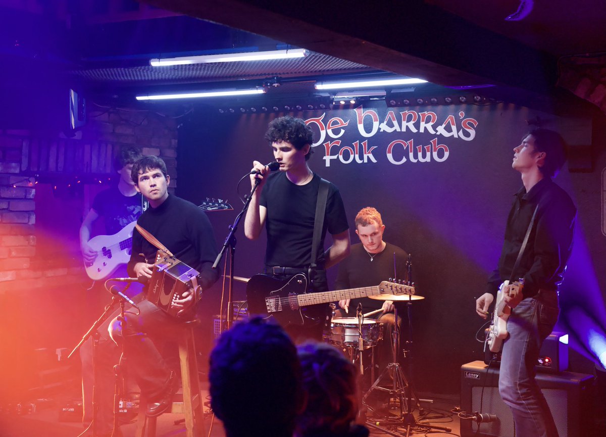 DeBarraFolkClub's tweet photo. Friends,
#DeBarras were delighted to feature in ‘Seisiún’ which will make its network premiere This Friday, 3rd October, at 8pm on RTE One and the RTE Player.

Thanks as ever to all the musicians and music lovers that continue to support live independent music! 

#Clonakilty https://t.co/rWbNaqpOp1