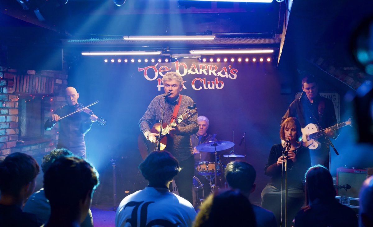 DeBarraFolkClub's tweet photo. Friends,
#DeBarras were delighted to feature in ‘Seisiún’ which will make its network premiere This Friday, 3rd October, at 8pm on RTE One and the RTE Player.

Thanks as ever to all the musicians and music lovers that continue to support live independent music! 

#Clonakilty https://t.co/rWbNaqpOp1