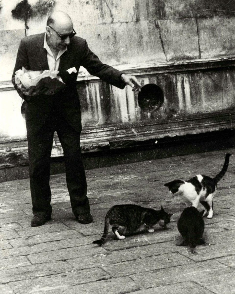 teatrolafenice's tweet photo. Igor Stravinsky a Venezia prima di entrare qui nel 1956 https://t.co/LmmeReZIgW