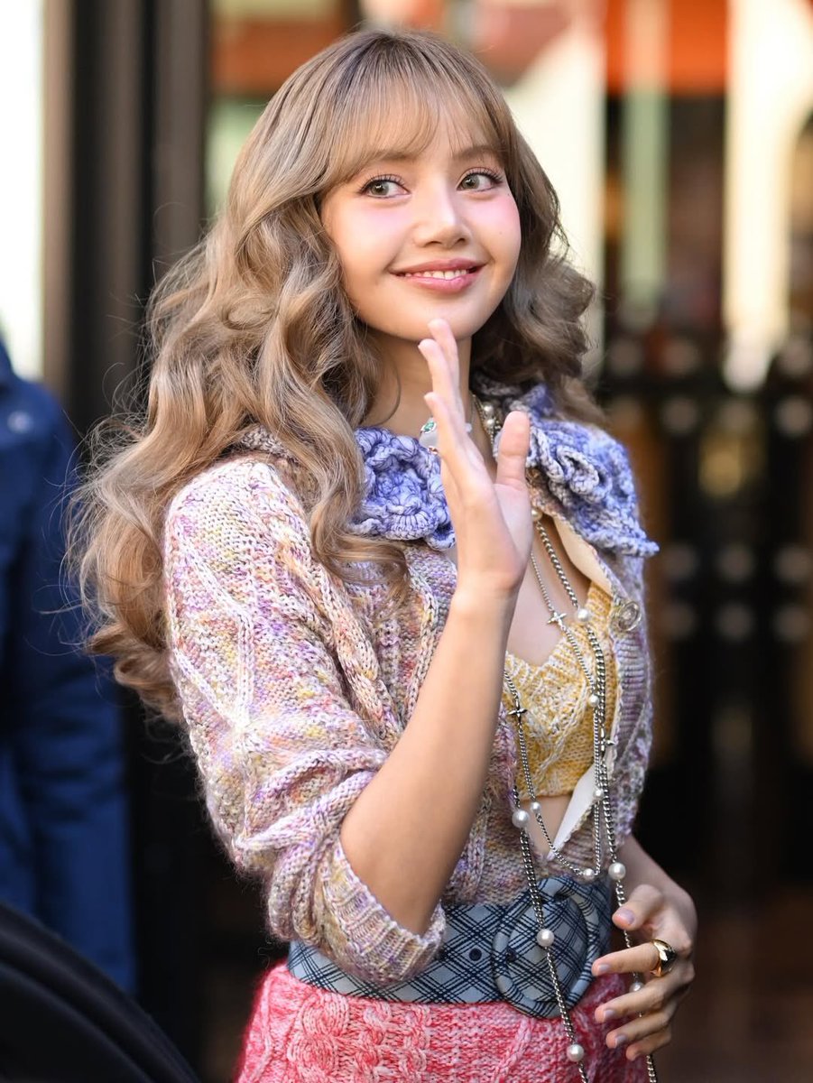 sunnysunlisa's tweet photo. THE FACE CARD
THE OUTFIT
THE HAIR STYLE
I'M SO SPEECHLESS WOW 🤯

LISA PARIS FASHION WEEK
#LISAxLVSS26 
#LISAxLouisVuitton
#LVSS26 https://t.co/WiizpJiRq2