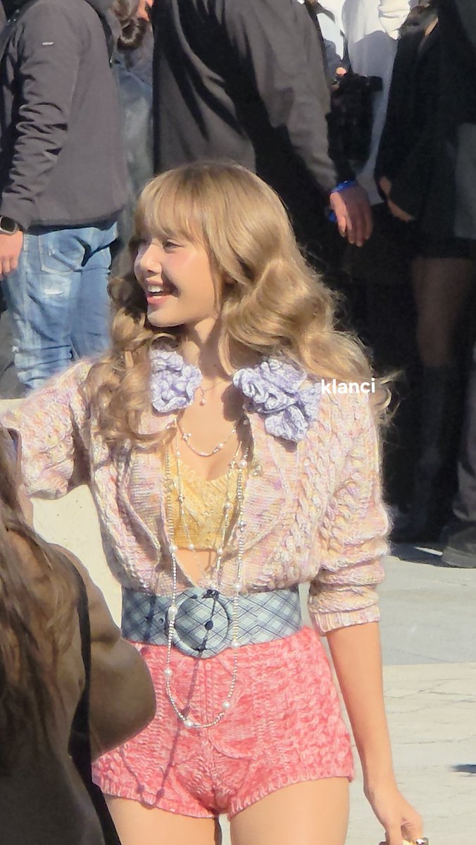 klanci_twt's tweet photo. The outfit is givinnnnnng 🔥

🌸 Lisa at the Louis Vuitton Fashion show for the Paris Fashion Week 

#LVSS26 
@wearelloud @LouisVuitton 
LISA PARIS FASHION WEEK #LISAXLVSS26 #LISAxLouisVuitton https://t.co/mC8cjddlcB