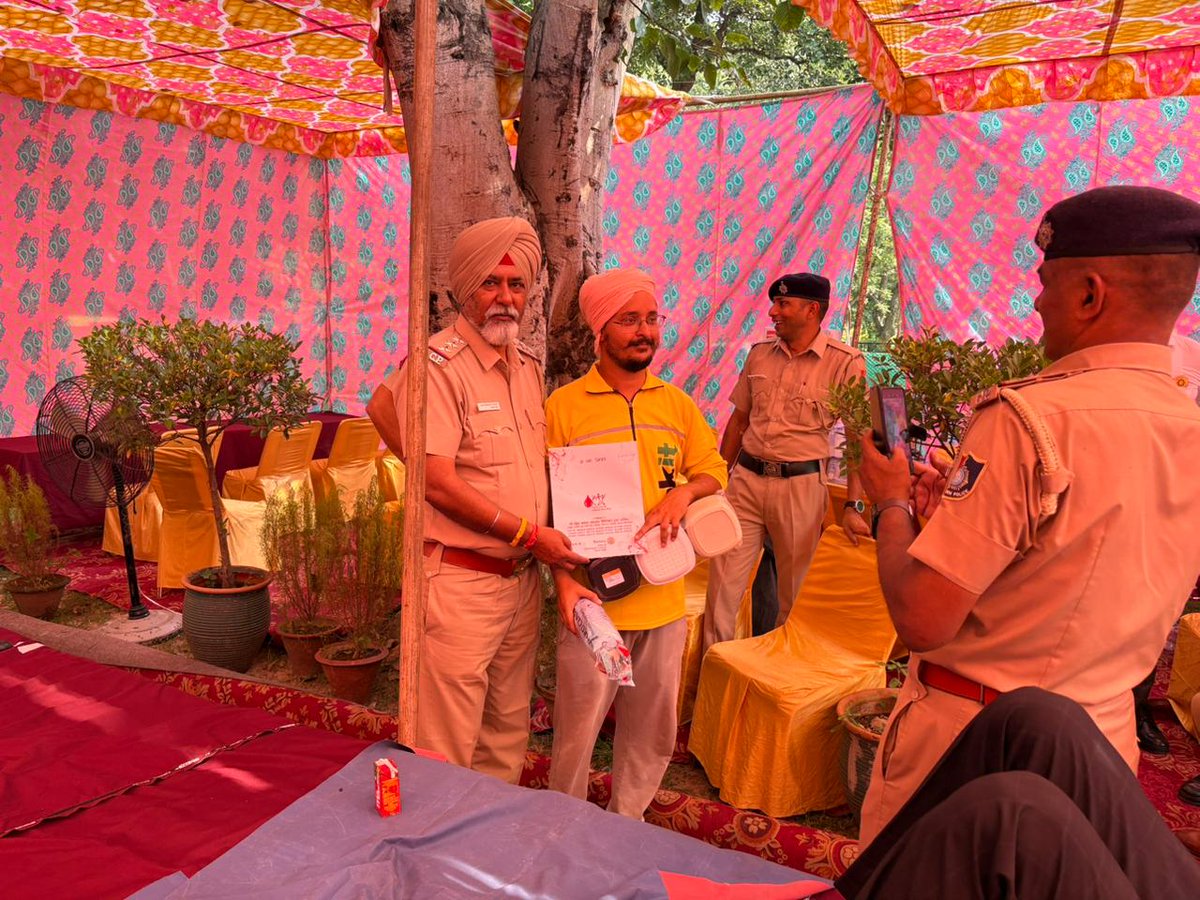 ssputchandigarh's tweet image. 🩸26 Units = Countless Lives Saved!

@ChdPol PS-36, in collaboration with Shiv Kanwar Mahasangh Trust, organized a blood donation camp for Thalassemia patients.

26 donors—police &amp;amp; civilians—stepped forward.

All star donors were honoured!

#DonateBloodSaveLife🩸
#WeCareForYou 🚔