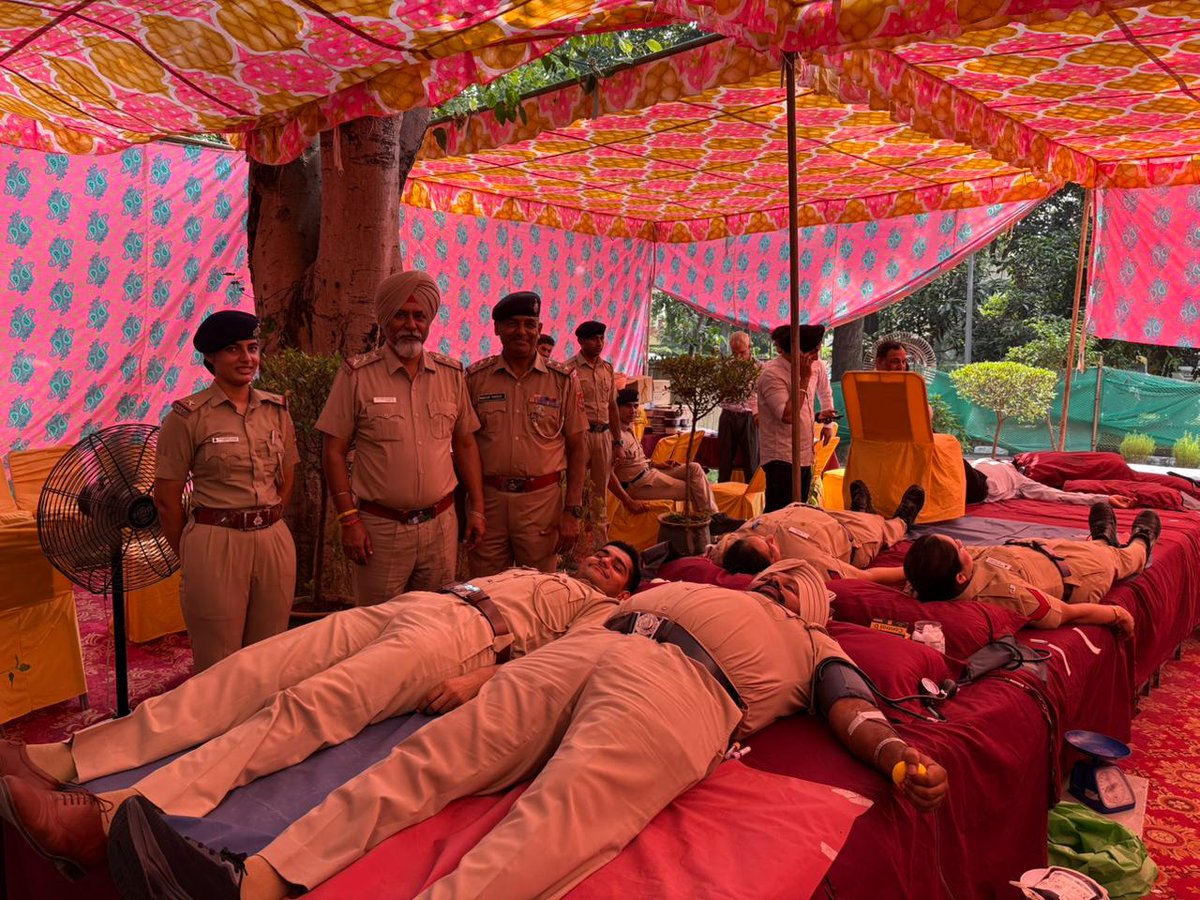ssputchandigarh's tweet image. 🩸26 Units = Countless Lives Saved!

@ChdPol PS-36, in collaboration with Shiv Kanwar Mahasangh Trust, organized a blood donation camp for Thalassemia patients.

26 donors—police &amp;amp; civilians—stepped forward.

All star donors were honoured!

#DonateBloodSaveLife🩸
#WeCareForYou 🚔