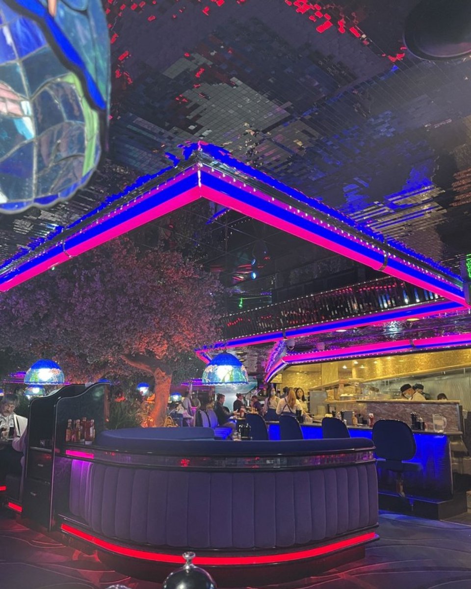 A mirrored ceiling that shines like a disco ball, serving pure retro Vegas energy. 💡✨
.
.
.
📸: Isabel V.