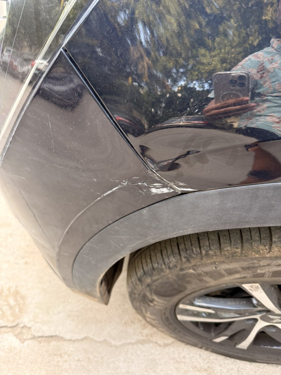 pranjalsoni_'s tweet image. On the night of 26th, around 3am morning someone tried to broke into my car parked outside garba pandal in Ahmdabad Gujarat, and tried to steal some valuable goods but they didn’t succeed
I tried to call police, police said it’s not urgent and they told me go to nearby police…