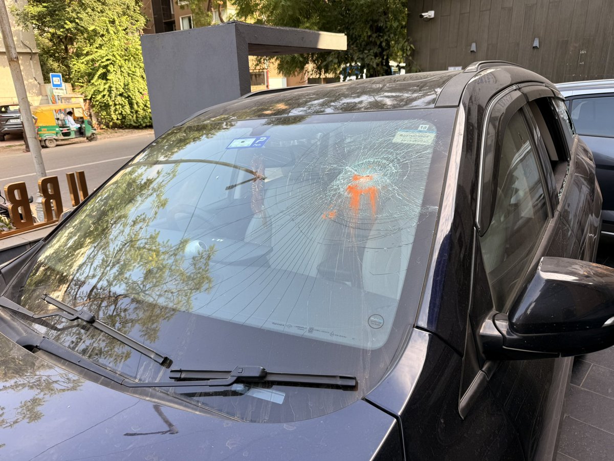 pranjalsoni_'s tweet image. On the night of 26th, around 3am morning someone tried to broke into my car parked outside garba pandal in Ahmdabad Gujarat, and tried to steal some valuable goods but they didn’t succeed
I tried to call police, police said it’s not urgent and they told me go to nearby police…